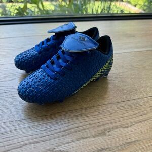 Amazon Basics Kids Soccer Cleats